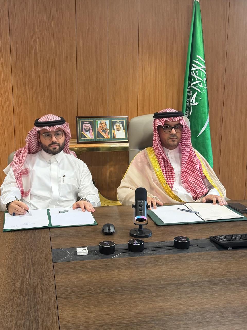 عقد السفير فهد بن محمد بن منيخر وبحضور رئيس القسم القنصلي لقاء مرئي مع فريق وزارة الموارد البشرية والتنمية الاجتماعية