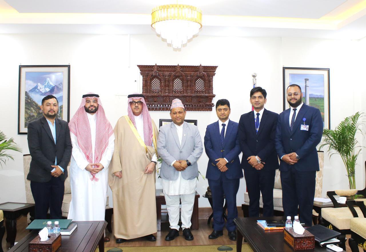 التقى السفير فهد بن محمد بن منيخر اليوم بمعالي وزير خارجية نيبال